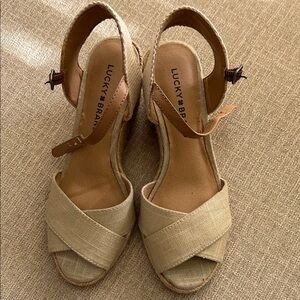 Lucky Brand Women's tan with a hint of gold  Espadrille Sandals